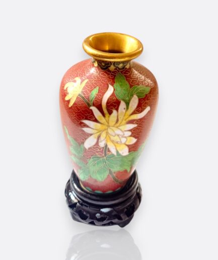 Japon Cloisonné Minyatür Vazo – Kırmızı Zemin Üzerinde Beyaz Çiçek Desenli, El İşçiliği