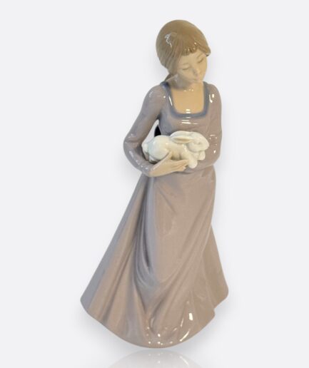 Nao by Lladró – Porselen Figür “Girl with Rabbits”