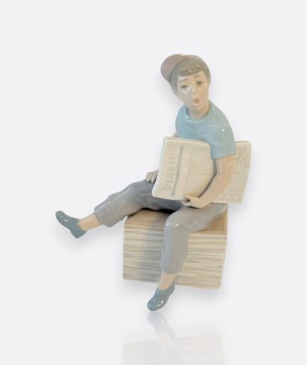 Nao by Lladró – Porselen Figür“Newsboy” (Gazete Okuyan Çocuk)