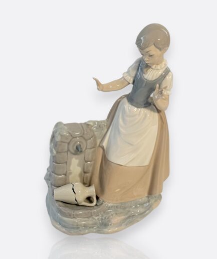 Nao by Lladró – Porselen Figür “Girl at the Fountain” (1980s)