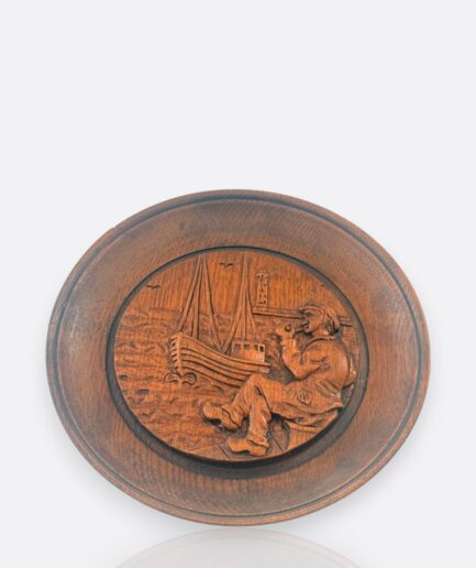 Ahşap Duvar Tabağı – Balıkçı ve Gemi Sahneli Rölyef (1950’ler)