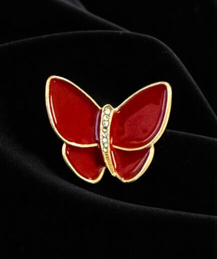 Kırmızı Mine Kanatlı Taş Detaylı Kelebek Broş – Gold Çerçeveli