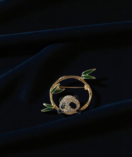 Panda Broş – Taşlı & Bambu Detaylı Vintage Takı