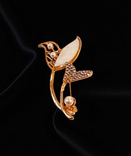 İnci ve Taş Detaylı Çiçek Formlu Zarif Gold Broş