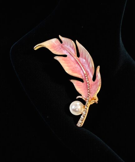 Pembe Sedefli Tüy Formlu İnci Detaylı Zarif Broş