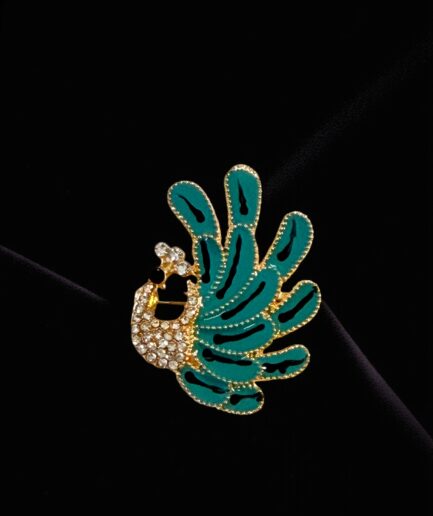 Zümrüt Yeşili Mine İşlemeli Tavus Kuşu Broş – Taş Detaylı Zarif Tasarım