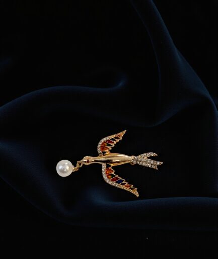 Renkli Taş İşlemeli Kuş Figürlü İnci Detaylı Gold Broş
