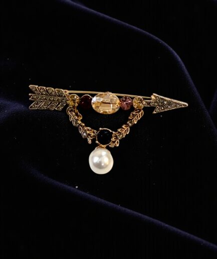 Vintage Ok Formlu Taş ve İnci Detaylı Zarif Broş