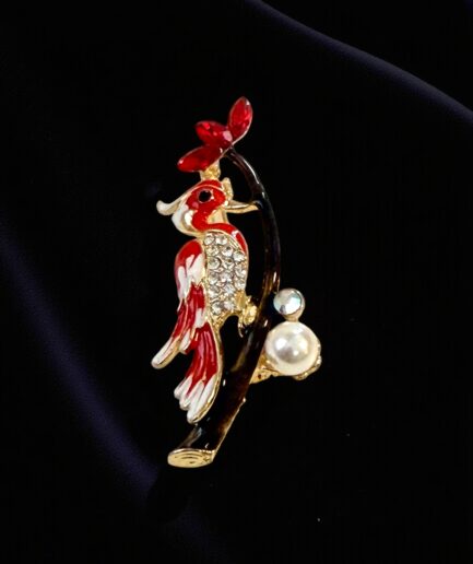 Kırmızı Mine İşlemeli Kuş Figürlü İnci Detaylı Zarif Broş