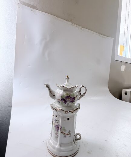 Limoges France Porselen Çaydanlık ve Isıtıcı Seti – El Boyaması Menekşe Desenli