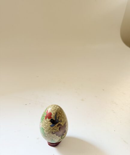 Japon Cloisonné Emaye Yumurta – Altın Zemin Üzerine Kuş ve Çiçek Motifli El İşçiliği
