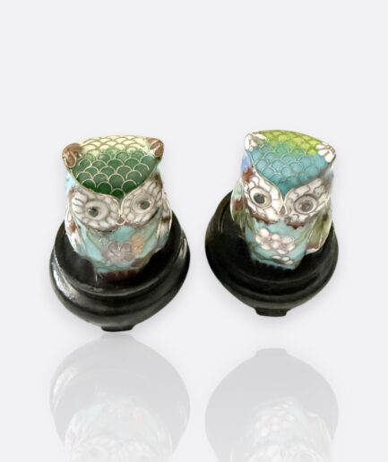 Cloisonné Emaye Baykuş Çifti – El İşçiliği Çin Minyatür Biblo Seti (Ahşap Standlı)