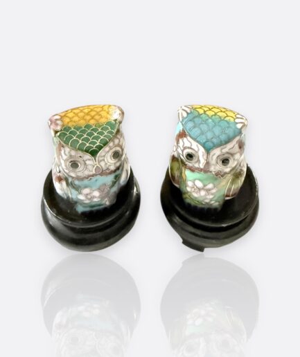 Cloisonné Emaye Baykuş Biblo Seti (Yeşil–Mavi Tonlarda, Ahşap Standlı)