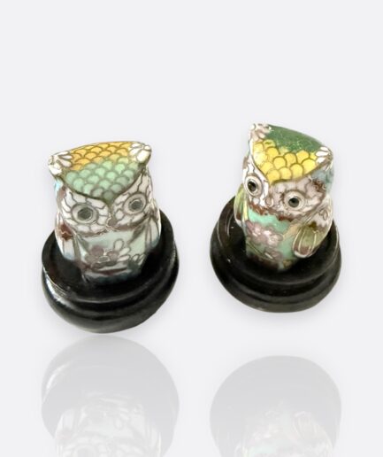 Cloisonné Emaye Baykuş Çifti – Mint Yeşili Mini Seri (Ahşap Kaideli, El İşçiliği)
