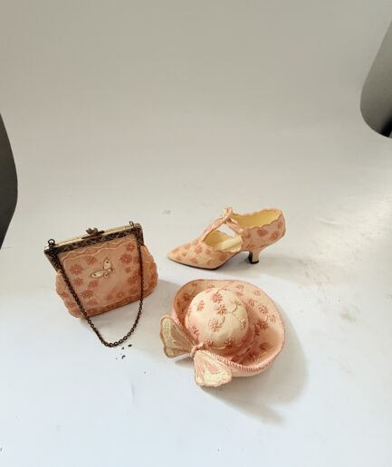 AVON Miniature Fashion Trio – Şapka, Ayakkabı ve Çanta Seti (Peach Butterfly Edition)
