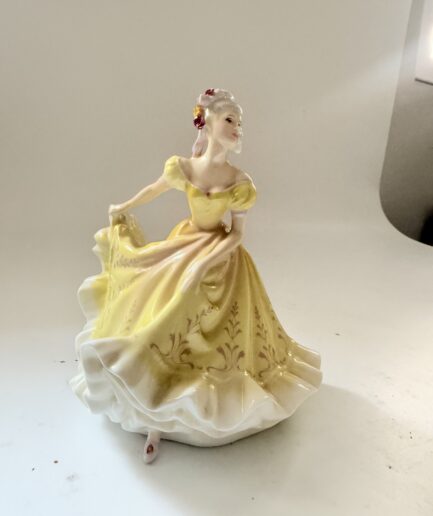 Royal Doulton “Ninette” HN2379 (1969) – El Yapımı ve El Dekorlu Fine Bone China Figürin